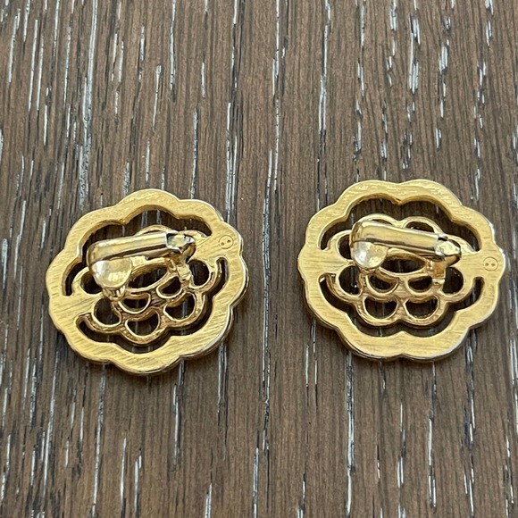 Vintage Avon Clip On Earrings Gold Tone Filigree Round Layered Estate Fashion - Picture 3 of 4
